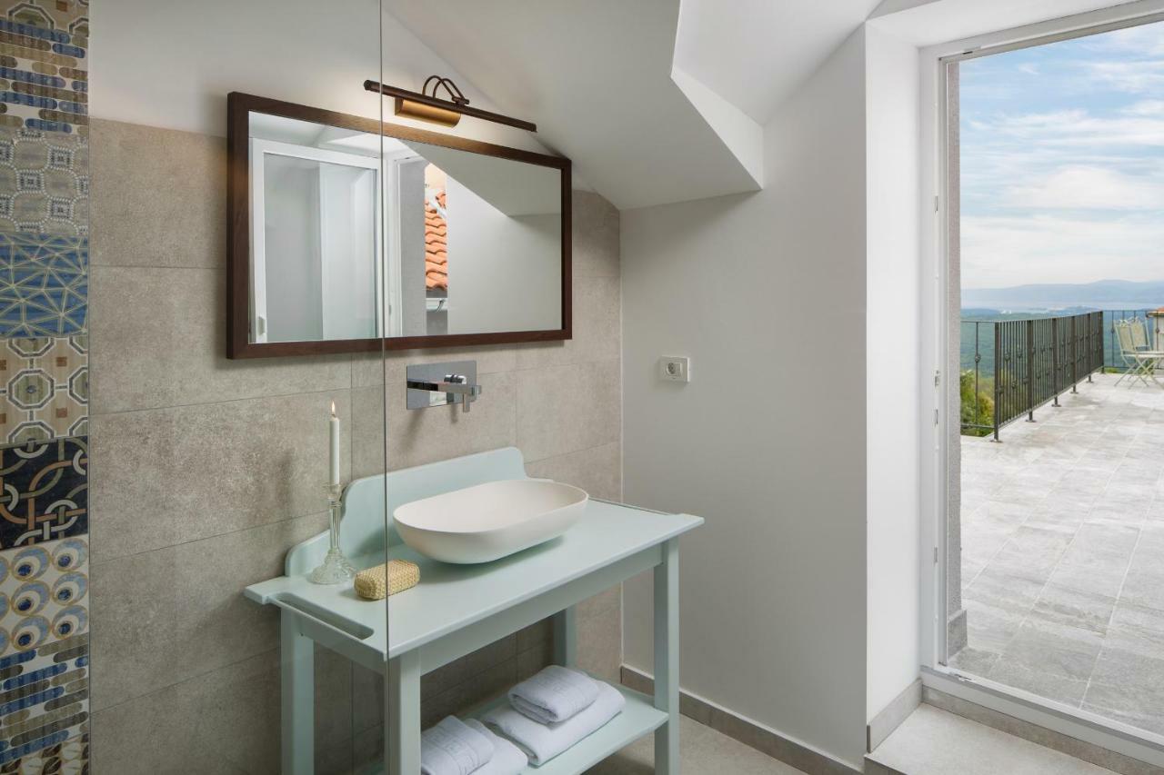 Mondinica Heritage House - Heated Pool Dobrinj エクステリア 写真