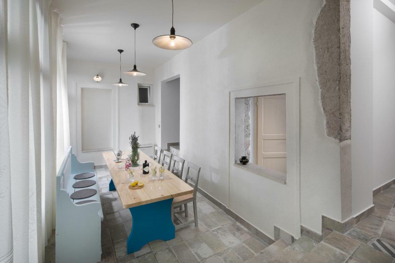 Mondinica Heritage House - Heated Pool Dobrinj エクステリア 写真
